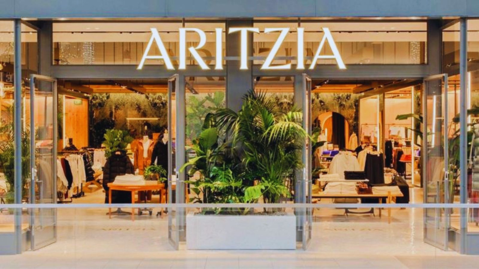 Aritzia, the new brand of the Aritzia Group, introduces an innovative concept in the fashion industry.