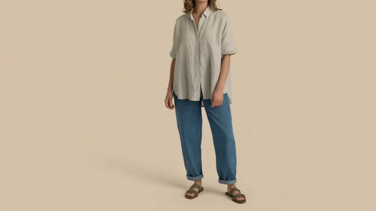 A model wears a white shirt and blue jeans, exemplifying a simple yet trendy casual attire.