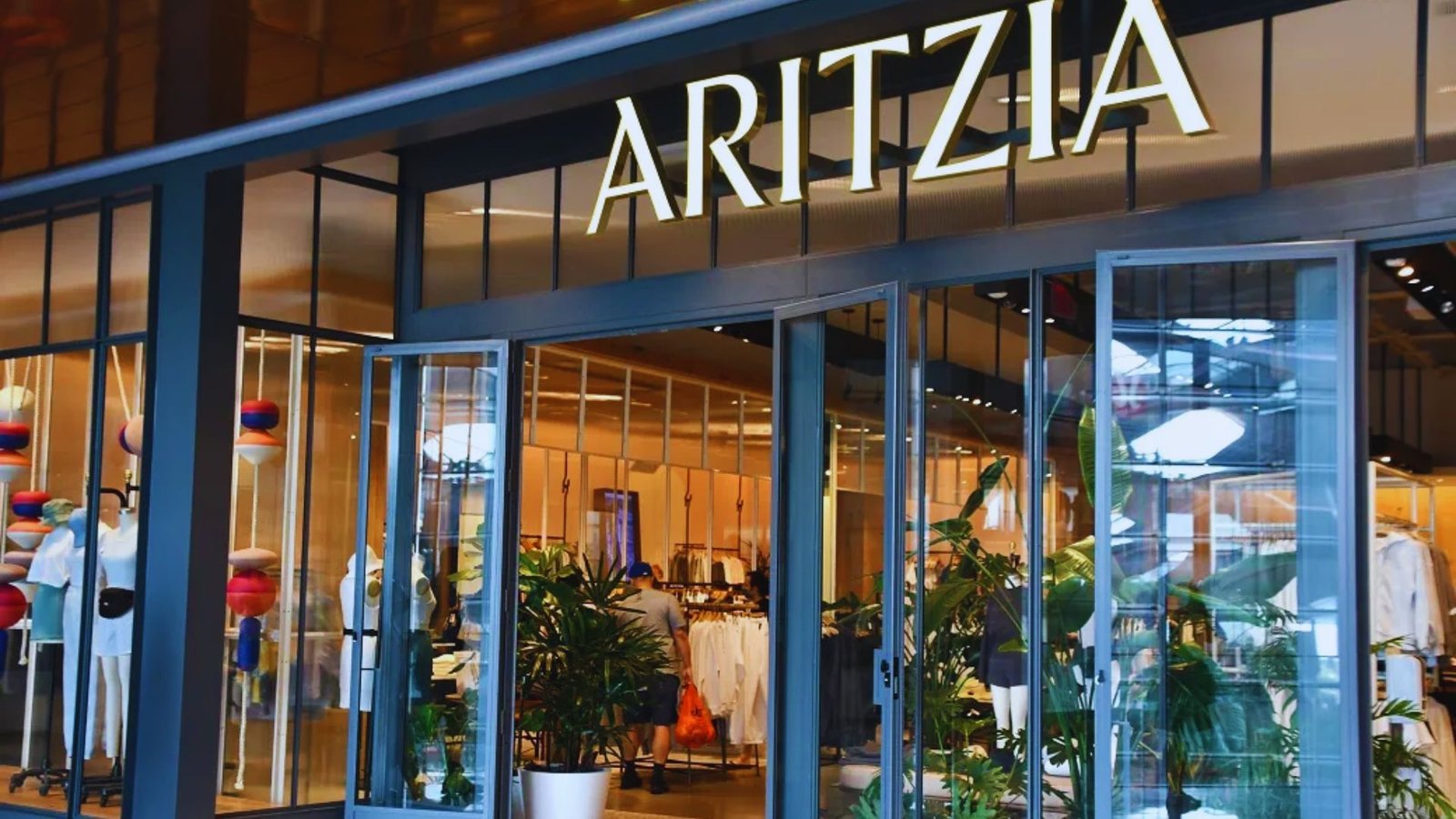 Aritzia, the new brand from the Aritzia Group, introduces an innovative concept in the fashion industry.