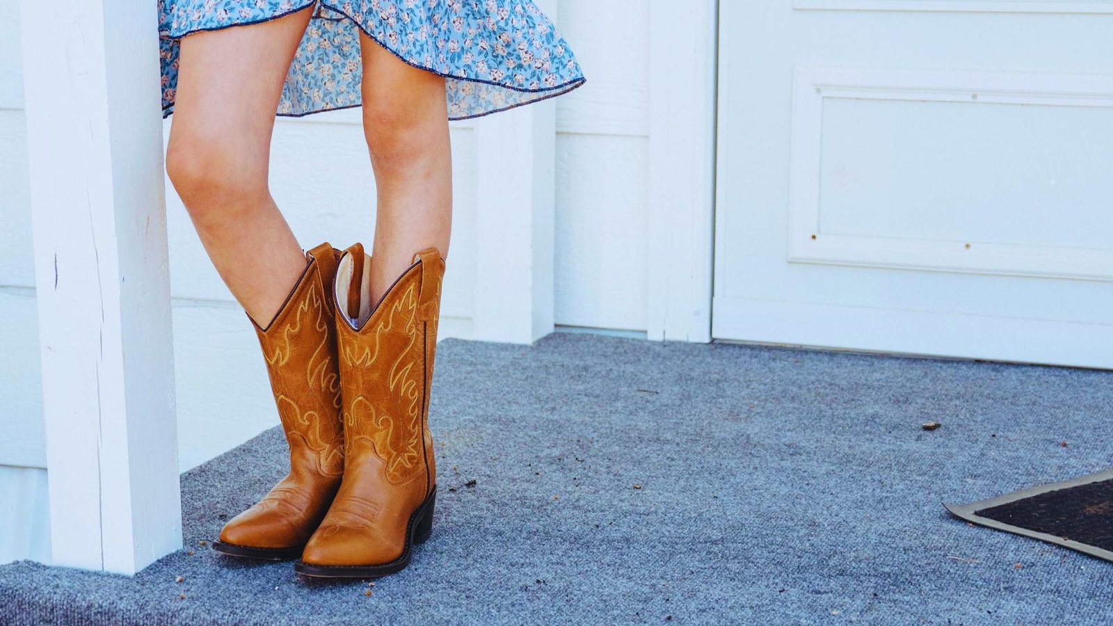 13 Summer Cowgirl Boots and Shorts Outfits Ideas