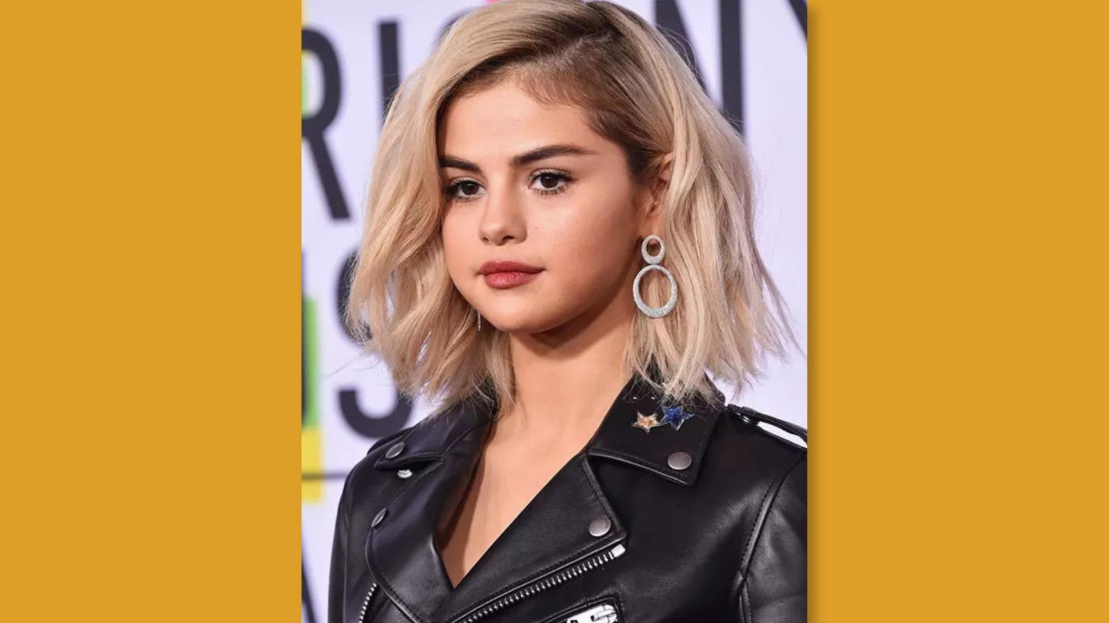  Low maintenance wavy medium length textured bob with deep side part on blonde hair for round face 
